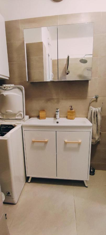 Le Studio Des Tours - Parking Apartment Arles Bagian luar foto
