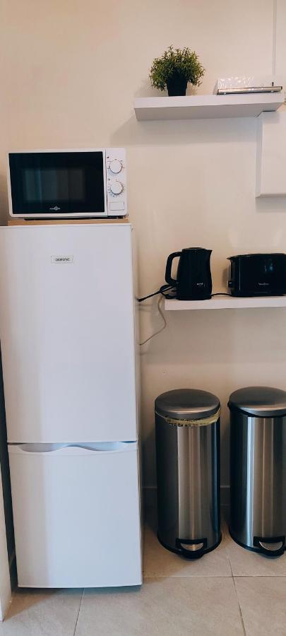 Le Studio Des Tours - Parking Apartment Arles Bagian luar foto
